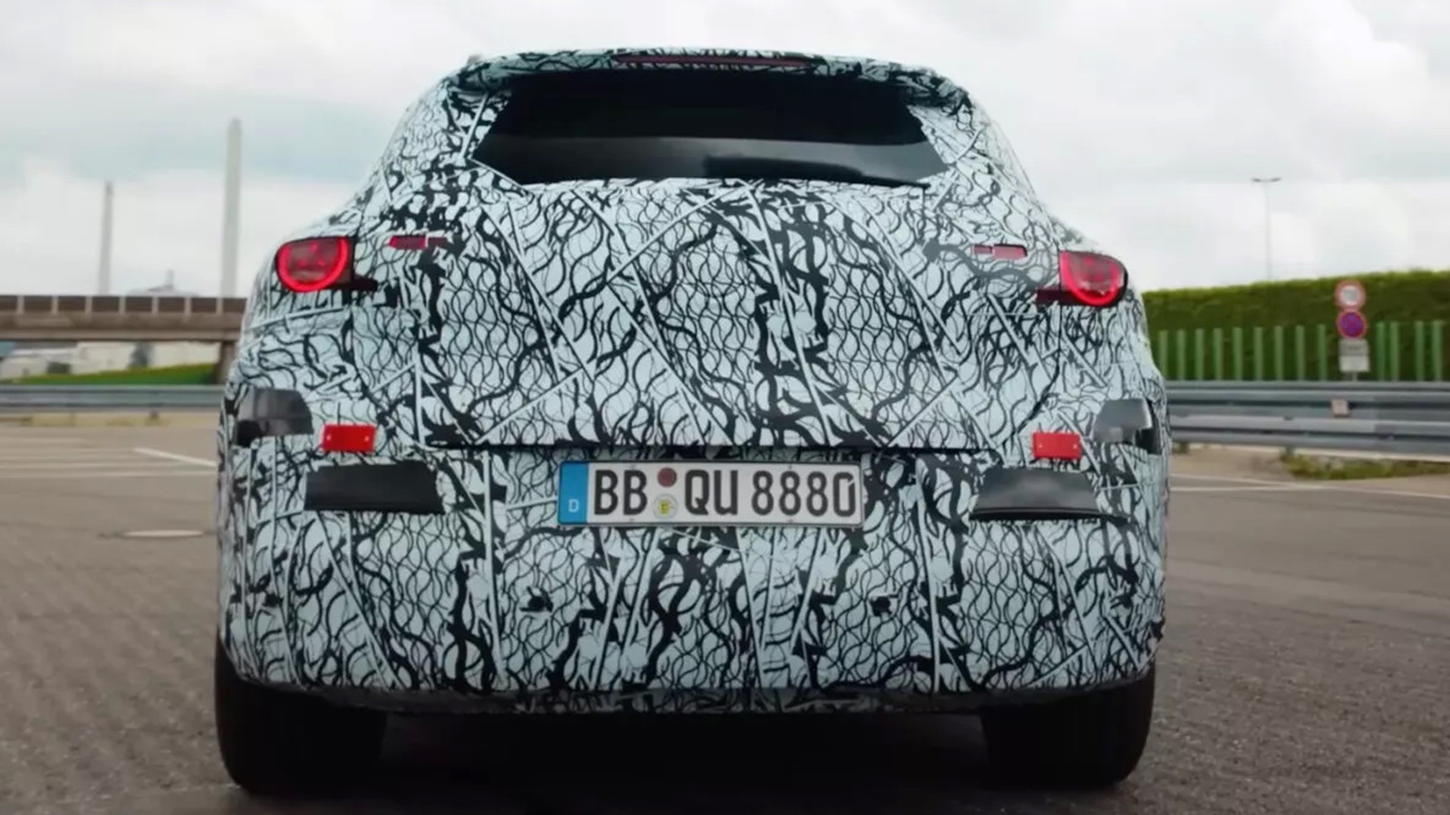 Η ηλεκτρική Mercedes GLC έχει ρετρό μάσκα και αυτονομία για 750 χλμ.